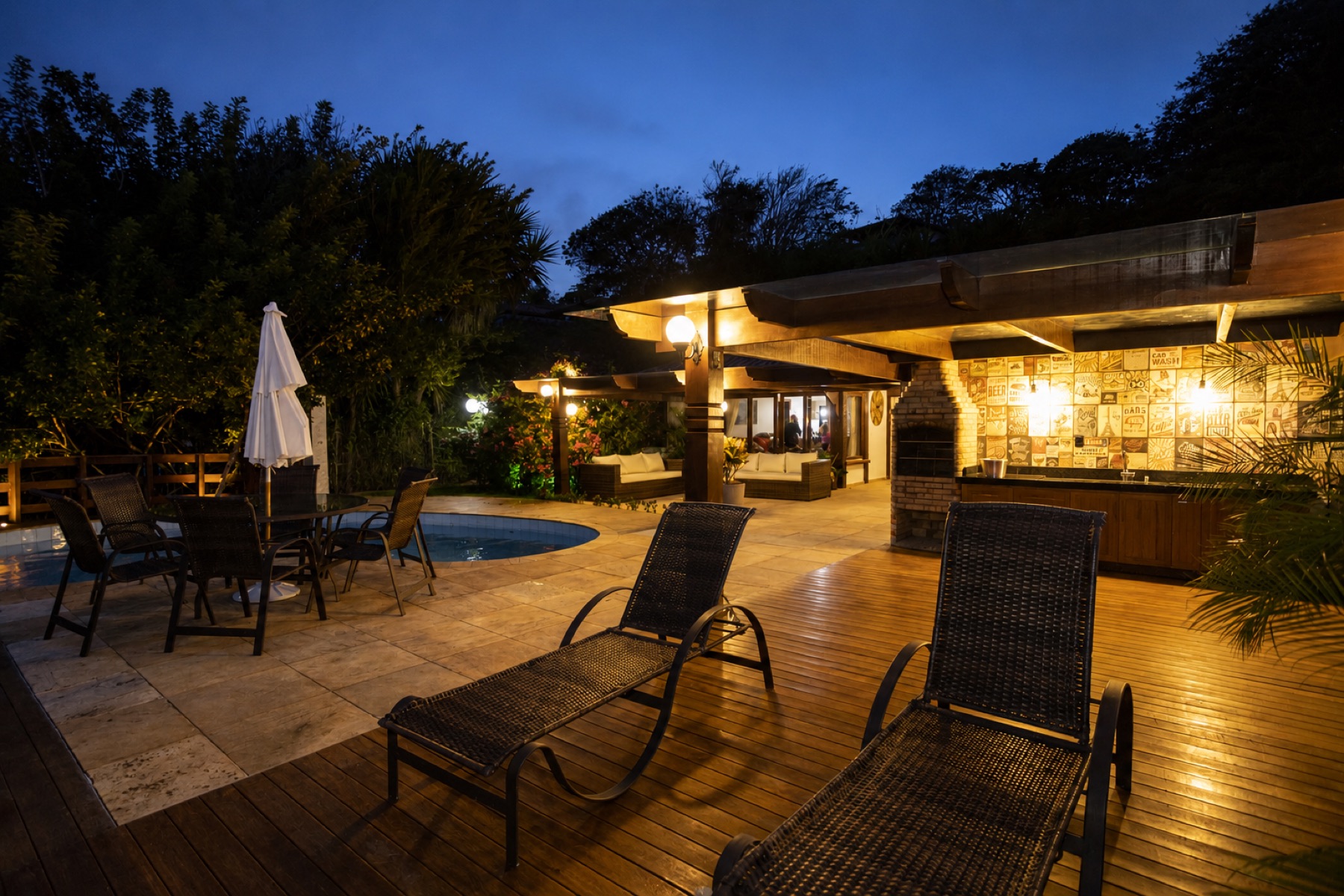 Casa Bela 21 — piscina ao entardecer